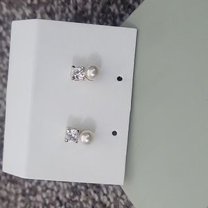 Cubic zirconia/pearl Studs